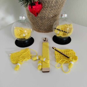 Julekugle med strikke/hækletøj i gul