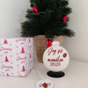 "Jeg fik mandlen" julekugle med skrifttype nr. 1 i farven Cinnamon