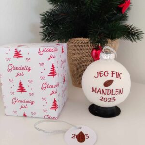 "Jeg fik mandlen" julekugle på 8 cm kugle med skrifttype nr. 2 i farven Cinnamon