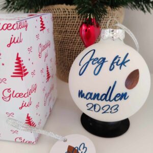 "Jeg fik mandlen" julekugle med skrifttype nr. 1 i farven Blå.