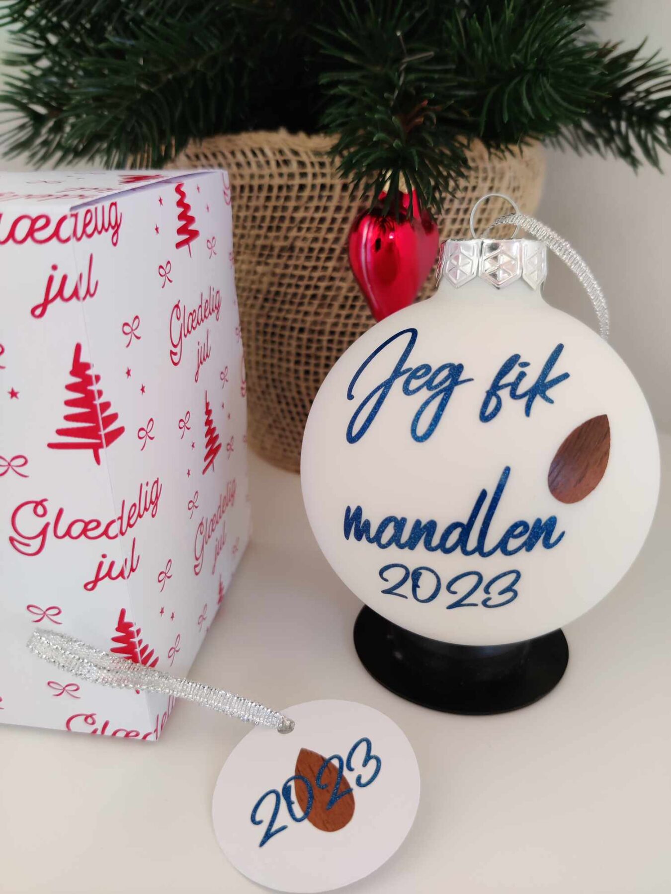 C1 "Jeg fik mandlen" julekugle med skrifttype nr. 1 i farven Blå.