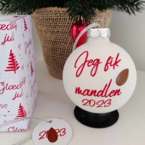 "Jeg fik mandlen" julekugle med skrifttype nr. 1 i farven Rød.