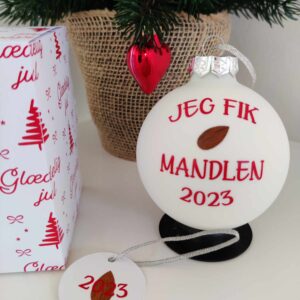 "Jeg fik mandlen" julekugle med skrifttype nr. 2 i farven rød