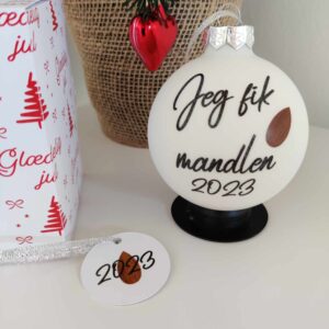 "Jeg fik mandlen" julekugle med skrifttype nr. 1 i farven sort.