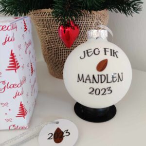 "Jeg fik mandlen" julekugle med skrifttype nr. 2 i farven sort.
