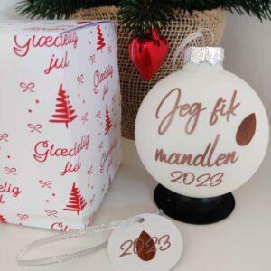 "Jeg fik mandlen" julekugle med skrifttype nr. 1 i farven støvet rosa.