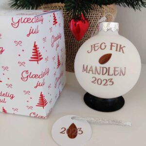 "Jeg fik mandlen" julekugle med skrifttype nr. 2 i farven støvet rosa.