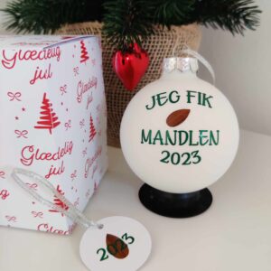 "Jeg fik mandlen" julekugle med skrifttype nr. 2 i farven grøn.