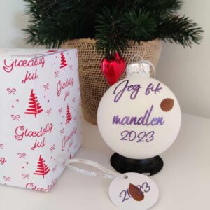 "Jeg fik mandlen" julekugle med skrifttype nr. 1 i farven lilla.