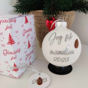 "Jeg fik mandlen" julekugle med skrifttype nr. 1 i farven sølv.