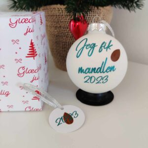 "Jeg fik mandlen" julekugle med skrifttype nr. 1 i farven turkis.