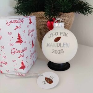 "Jeg fik mandlen" julekugle med skrifttype nr. 2 i farven sølv.