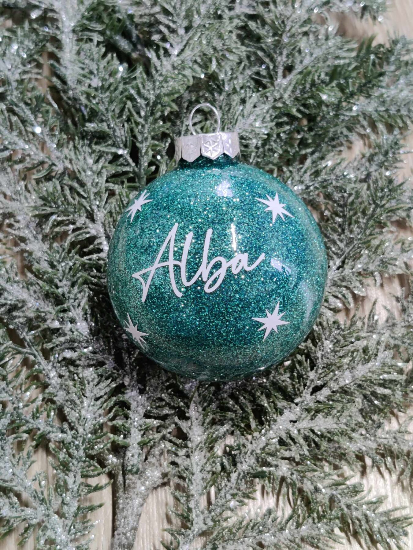 26 Julekugle med mørk mint grøn glimmer og skrifttype 2