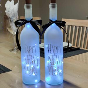 Lys flaske med nytårs tema