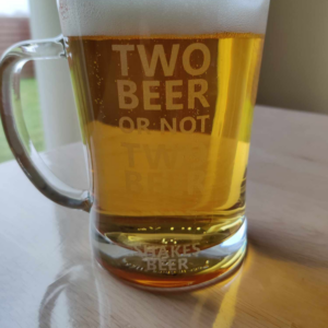 Øl krus med teksten: Two beer or not two beer-Shakes Beer